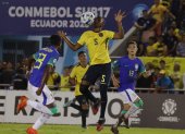 El volante defensivo Jacobo Reyes (5) ingresó al cambio en el empate 2-2 de la selección de Ecuador ante Brasil y marcó una anotación con un fuerte remate desde el borde del área rival.