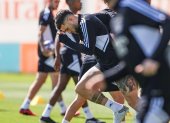 Aunque Nicolás Otamendi entrenó, no podrá jugar con el Benfica.