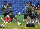 London (United Kingdom), 17/04/2023.- Real Madrid"s Eduardo Camavinga (2L) joins the players take part in a training session at Stamford Bridge in London, Britain, 17 April 2023. Real Madrid will face Chelsea in their UEFA Champions League quarterfinals second leg soccer match on 18 April 2023. (Liga de Campeones, Reino Unido, Londres) EFE/EPA/TOLGA AKMEN