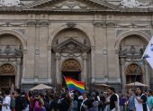 Personas participan en una manifestación, durante la conmemoración de los 50 años desde la primera movilización por los derechos LGBTIQ+.