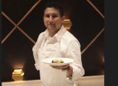 El chef ejecutivo José Cevallos presenta el primer plato, Huerto Comestible.
