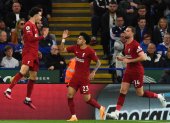 Leicester (United Kingdom), 15/05/2023.- Liverpool"s Curtis Jones celebrates with teammates after scoring the 0-1 goal during the English Premier League soccer match between Leicester City and Liverpool FC in Leicester, Britain, 15 May 2023. (Reino Unido) EFE/EPA/PETER POWELL EDITORIAL USE ONLY. No use with unauthorized audio, video, data, fixture lists, club/league logos or "live" services. Online in-match use limited to 120 images, no video emulation. No use in betting, games or single club/league/player publications.