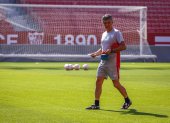 El entrenador del Sevilla, José Luis Mendilibar, durante el entrenamiento realizado este jueves donde afirmó sobre la final de la Liga Europa del próximo miércoles ante el Roma de José Mourinho, en Budapest, que a los dos equipos se les puede "dar como favoritos" y que ve el duelo "al 50 por ciento", aunque advirtió de que él, "por lo menos, no descuidaría al Sevilla", en el estadio Sánchez Pizjuán en la jornada de puertas abiertas para los medios de comunicación organizada con motivo de dicha final. EFE/Julio Muñoz