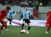 Seoul (Korea, Republic Of), 28/03/2023.- Uruguay"s Matias Vecino Falero (C) in action during a soccer friendly match between South Korea vs Uruguay at Sangam World Cup Stadium in Seoul, South Korea, 28 March 2023. Uruguay won the match with a score of 2-1. (Futbol, Amistoso, Mundial de Fútbol, Corea del Sur, Seúl) EFE/EPA/JEON HEON-KYUN