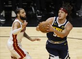 Aaron Gordon (d) fue la clave encestadora de Nuggets con 27 puntos.