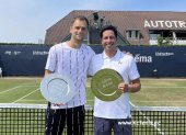 Escobar (d) en el Torneo ATP 250 de Hertogenbosch, Países Bajos, junto a su dupla el kazajo Aleksandr Nedovyesov.