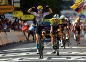 Issoire (France), 11/07/2023.- Spanish rider Pello Bilbao of team Bahrain-Victorious (L) wins ahead of German rider Georg Zimmermann of team Intermarche-Circus-Wanty the 10th stage of the Tour de France 2023, a 167.2 km race from Vulcania to Issoire, France, 11 July 2023. (Ciclismo, Bahrein, Francia) EFE/EPA/MARTIN DIVISEK