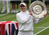 Wimbledon (United Kingdom), 15/07/2023.- Marketa Vondrousova of Czech Republic poses with the trophy after winning her Women"s Singles final match against Ons Jabeur of Tunisia at the Wimbledon Championships, Wimbledon, Britain, 15 July 2023. (Tenis, República Checa, Túnez, Reino Unido, Túnez) EFE/EPA/NEIL HALL EDITORIAL USE ONLY