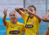 Justine Cuadra quien hizo el gol con que ganó Barcelona a Ñañas en Quito, es felicitada por sus compañeras.