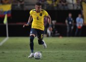 El defensor de Ecuador Byron Castillo controla el balón durante el partido amistoso de fútbol internacional entre Arabia Saudita y Ecuador en el estadio Nueva Condomina en Murcia el 23 de septiembre de 2022.