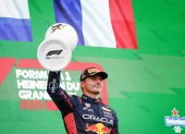 Zandvoort (Netherlands), 27/08/2023.- Dutch driver Max Verstappen of Red Bull Racing celebrates on the podium after winning the Formula 1 Dutch Grand Prix at Circuit Zandvoort, in Zandvoort, Netherlands, 27 August 2023. (Fórmula Uno, Países Bajos; Holanda) EFE/EPA/Remko de Waal