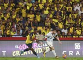 AMDEP8516. GUAYAQUIL (ECUADOR), 29/03/2022.- Pervis Estupiñán (i) de Ecuador disputa el balón con Lionel Messi de Argentina hoy, durante el partido entre Ecuador y Argentina por las eliminatorias sudamericanas para el mundial de la FIFA Catar 2022, en Guayaquil (Ecuador). EFE/ José Jácome POOL