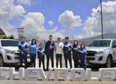 Personal de Chevrolet durante la entrega de las dos camionetas a la escuela de Carapaz.