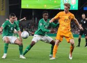Dublin (Ireland), 10/09/2023.- Josh Cullen and Chiedozie Ogbene of Ireland in action against Frenkie de Jong of the Netherlands during the UEFA EURO 2024 Group B qualifier soccer match between Ireland and the Netherlands in Dublin, Ireland, 10 September 2023. (Irlanda, Países Bajos; Holanda) EFE/EPA/LORRAINE O"SULLIVAN