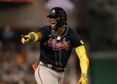 El venezolano de los Bravos de Atlanta en el festejo tras la marca.