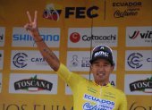 Con la V de victoria, o indicando que es dos veces ganador, el ciclista nacido en Nariño, de 39 años, Robinson Chalapud, festejó el ganar la Vuelta al Ecuador el sábado pasado.