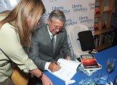 El autor de la obra se dio tiempo para firmar los ejemplares.