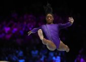 Antwerp (Belgium), 08/10/2023.- Simone Biles of the US performs in the Women"s Balance Beam Final at the Artistic Gymnastics World Championships in Antwerp, Belgium, 08 October 2023. (Bélgica, Amberes) EFE/EPA/OLIVIER MATTHYS