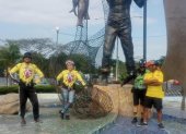Ciclistas guayaquileños junto al monumento del Pescador.