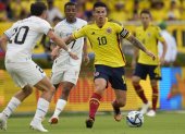 James Rodríguez (10), aunque fue el autor del primer gol colombiano, no pudo sostener el cotejo tras el buen juego con el que respondió la selección uruguaya.