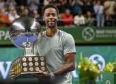 Stockholm (Sweden), 22/10/2023.- Gael Monfils of France celebrates with his trophy after winning the men"s singles final against Pavel Kotov of Russia at the ATP Nordic Open tennis tournament at the Royal Tennis Hall in Stockholm, Sweden, 22 October 2023. (Tenis, Francia, Rusia, Suecia, Estocolmo) EFE/EPA/Anders Wiklund SWEDEN OUT