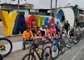 Ciclistas de Los Salchipaperos en el cantón Yaguachi.