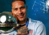 Paolo Guerrero y la Copa Sudamericana con Liga de Quito, pero quiere más trofeos.
