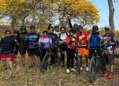 Parte de los integrantes del grupo de ciclistas Panas en Bici, en el atractivo turístico natural.