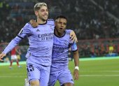 RABAT (MARRUECOS), 08/02/2023.- El centrocampista del Real Madrid Fede Valverde celebra con Rodrygo Goes (d) tras marcar el segundo gol ante el Al Ahly, durante el partido correspondiente a las semifinales del Mundial de Clubes entre el Al Ahly y el Real Madrid disputado este miércoles en Rabat. EFE/ Julio Muñoz