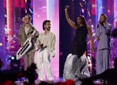 El músico Edgar Barreda y los cantantes Camilo, Iza y Manu Carrasco durante su actuación en la gala anual de los Latin Grammy.