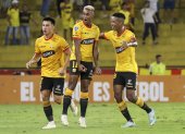 QUI01. GUAYAQUIL (ECUADOR) 11/07/2023.- Fidel Martínez (c) de Barcelona de Ecuador celebra un gol hoy, en un partido de la Copa Sudamericana entre Barcelona SC y Estudiantes en el estadio Monumental Banco Pichincha, en Guayaquil (Ecuador). EFE/ Jonathan Miranda