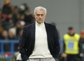 Reggio Emilia (Italy), 02/12/2023.- Roma"s coach Jose Mourinho looks on during the Italian Serie A soccer match US Sassuolo vs AS Roma at Mapei Stadium in Reggio Emilia, Italy, 03 December 2023. (Italia) EFE/EPA/SERENA CAMPANINI