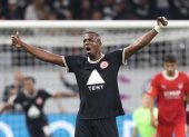 William Pacho no pierde el puesto en Eintracht Frankfurt