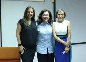 Mónica Maruri (centro) junto a las también escritoras Verónica Coello y Mónica Varea.