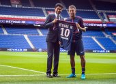 TRE96 PARÍS (FRANCIA), 4/08/2017.- El presidente del PSG, Nasser al Khelaifi (i), y el delantero brasileño Neymar Jr (d) posan con la nueva camiseta del brasileño durante la presentación del delantero como nuevo jugador del equipo francés París Saint-Germain (PSG) en París (Francia) hoy, 4 de agosto del 2017, donde anunció que ha fichado por el club galo para buscar "algo más grande" y "un nuevo desafío", pero negó que lo haya hecho para alcanzar un mayor protagonismo del que tenía en el Barcelona. EFE/CHRISTOPHE PETIT TESSON FRANCIA FÚTBOL NEYMAR