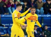Lewandowski (i) y Vitor Roque anotaron para Barcelona ante Alavés