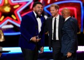 Harry entrega el premio Hombre del año de la NFL al jugador Cameron Heyward (izquierda).