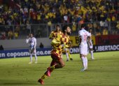 El festejo del ariete colombiano Jeison Medina (c) tras marcar el gol de la victoria de Aucas sobre Nacional de Paraguay