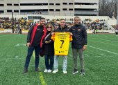 Homenaje. Carlos Muñoz y    Violeta Vergara recibieron la camiseta de manos de Antonio Álvarez y Raúl Chávez, de Barcelona.