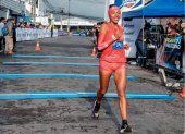 La celebración de la maratonista tricolor Mary Granja tras cruzar la meta en Sevilla y alcanzar la marca a París 2024.