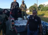DETENIDO.- El sospechoso transportaba el explosivo en el balde de la camioneta cubierta con colchones.