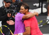Carlos Alcaraz (i) abraza a Rafa Nadal tras el partido disputado en Las Vegas.