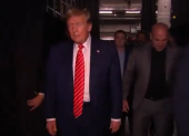 Trump llega al Kaseya Center junto a Dana White, presidente de la UFC.