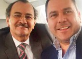 Fernando Villavicencio publicó esta fotografía de Diego Sánchez y Carlos Pólit, en el marco de una denuncia sobre la disputa en la Contraloría.
