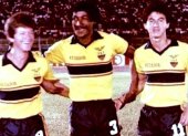 El Zapatón Klinger (c) dejó su marca en el fútbol ecuatoriano. Formó parte de la Tri.