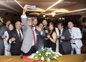 Paul Ocaña sostiene el teléfono para la selfie. Lo acompañan Vinicio Romero, Paola Cajo, Ciro Guzmán, Edmundo Samaniego, Washington Alajo, Jonny Cadena, Magali Quimbiulco, Jenny Yugcha, Orlando Benavides y Babynton Yunapanta.