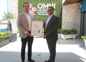 Francisco Aguirre, CEO y fundador de Sigma, quien hizo la entrega de la placa a Mauricio Navia, gerente general de Omni Hospital.