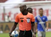 El árbitro central Augusto Aragón es uno de los ecuatorianos con más partidos internacionales.