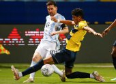 AME027. GOIANIA (BRASIL), 03/07/2021.- Lionel Messi de Argentina disputa hoy el balón con Piero Hincapie (c) de Ecuador, durante un partido por los cuartos de final de la Copa América en el estadio Olímpico Pedro Ludovico Teixeira en Goiania (Brasil). EFE/Alberto Valdés Argentina - Ecuador