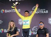 El tricolor Jonathan Caicedo celebra tras coronarse como campeón de la Vuelta Bantrab.